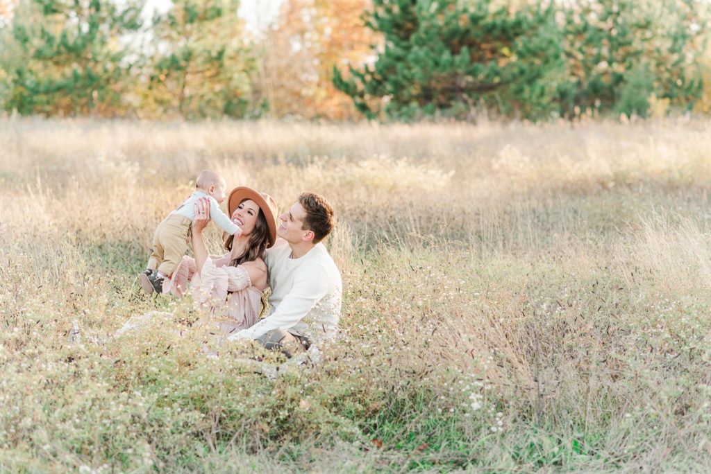 golden hour family photos in a field